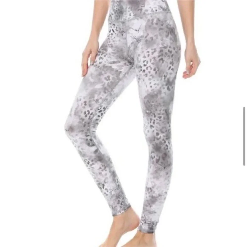 Evolution and Creation The Mia Legging White Gray Snow Leopard Animal Sz M